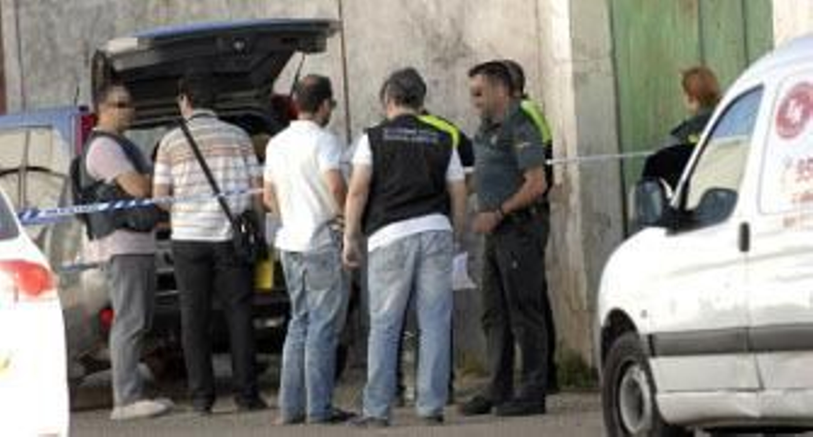 Un grupo de agentes de la Guardia Civil, el 16 de junio de 2013 cuando se descubrió el cadáver en el polígono La Jarilla.
