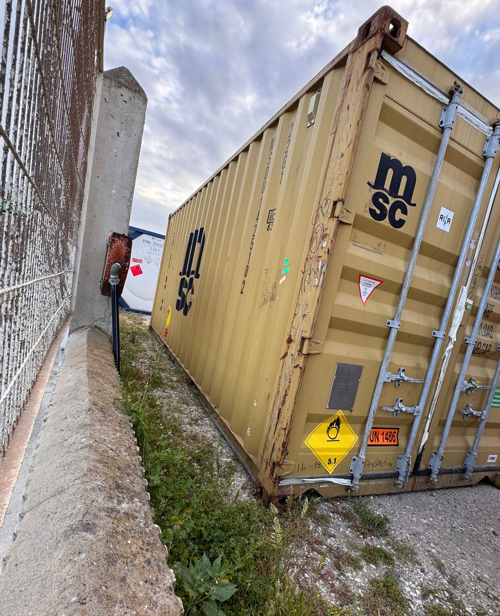 Los usuarios de Puerto América consideran que es urgente el traslado de las mercancías peligrosas del lugar en el que se ubican sus instalaciones náuticas