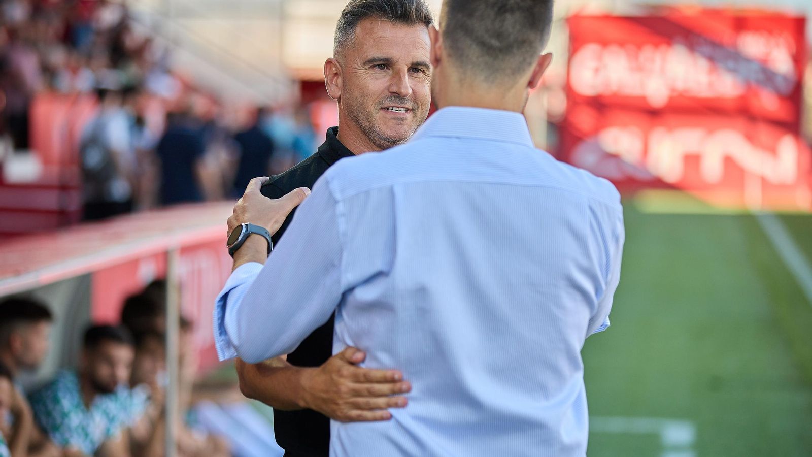 Iván Ania saluda a Alessio Lisci antes del inicio del Mirandés - Córdoba CF en Anduva.