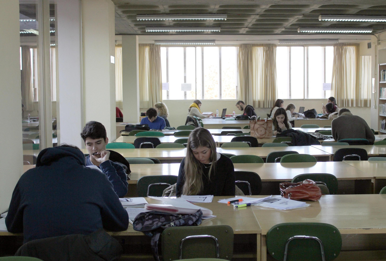 Alumnos de la UCO en la biblioteca de la Facultad de Medicina.