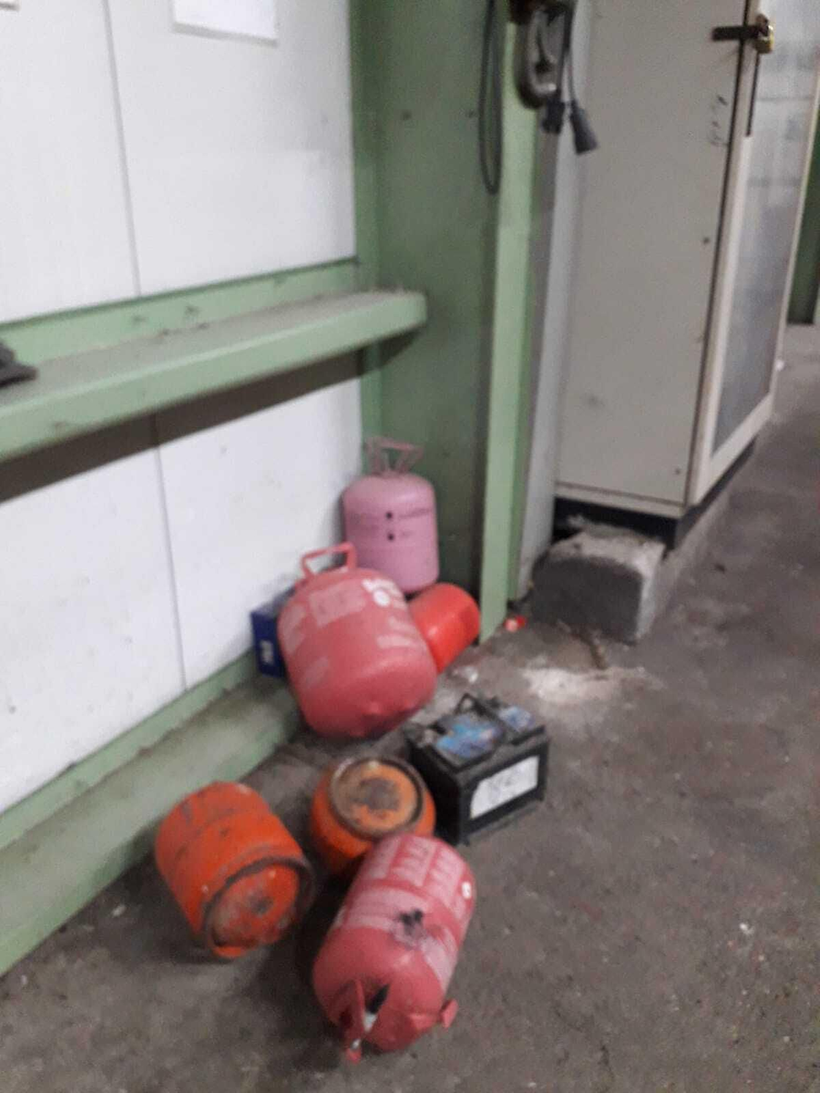 Bombonas y otros objetos que se tiran al contenedor gris.