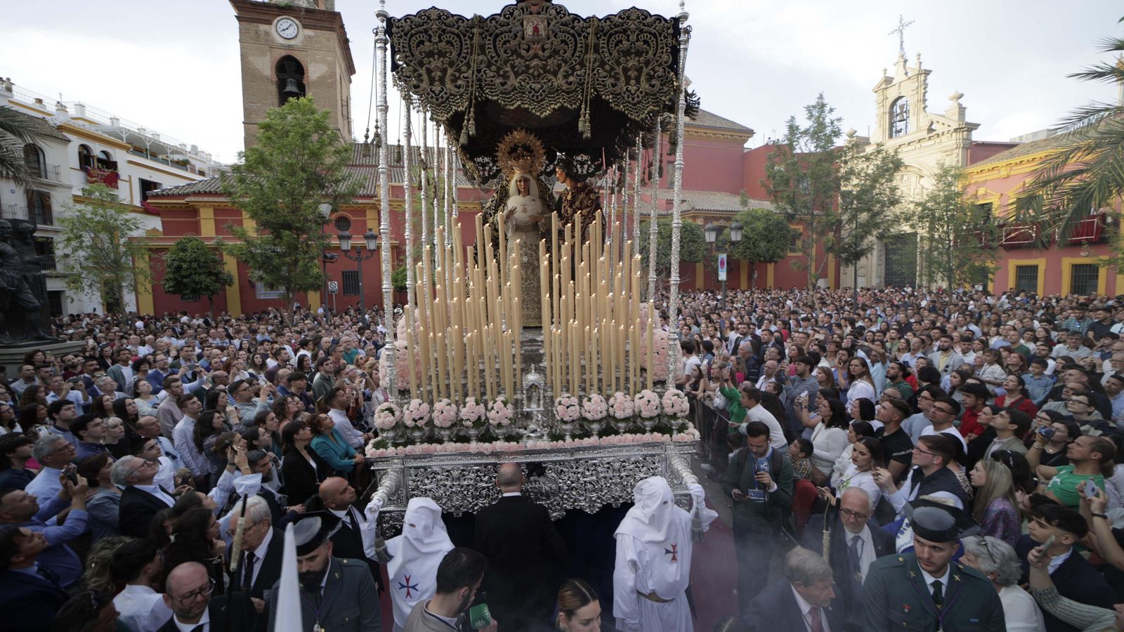 La Virgen del Dulce Nombre en mitad de la Plaza de San Lorenzo.