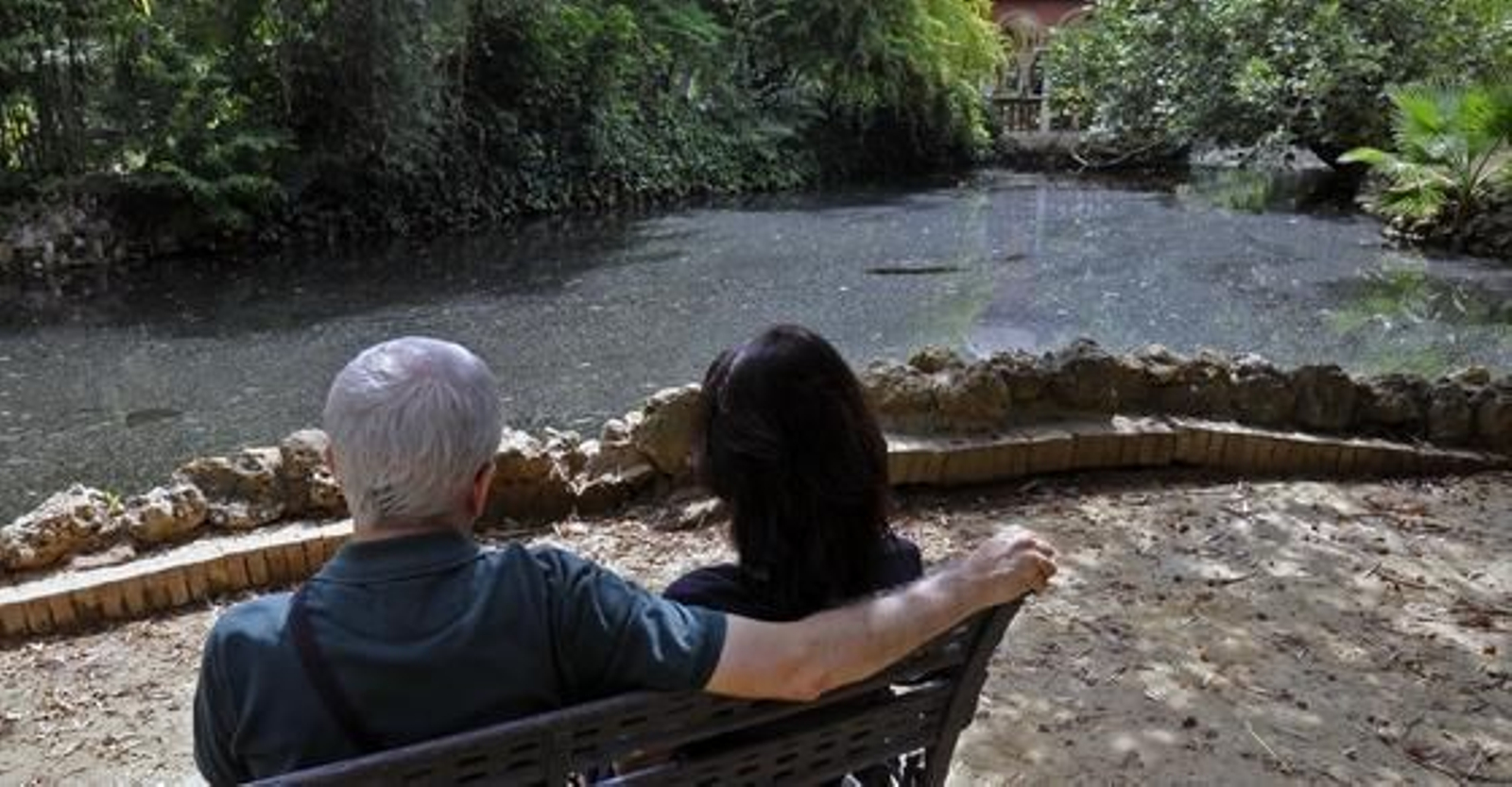 Una pareja contempla el agua del estanque convertido en charca.  Foto: Juan Carlos Vázquez