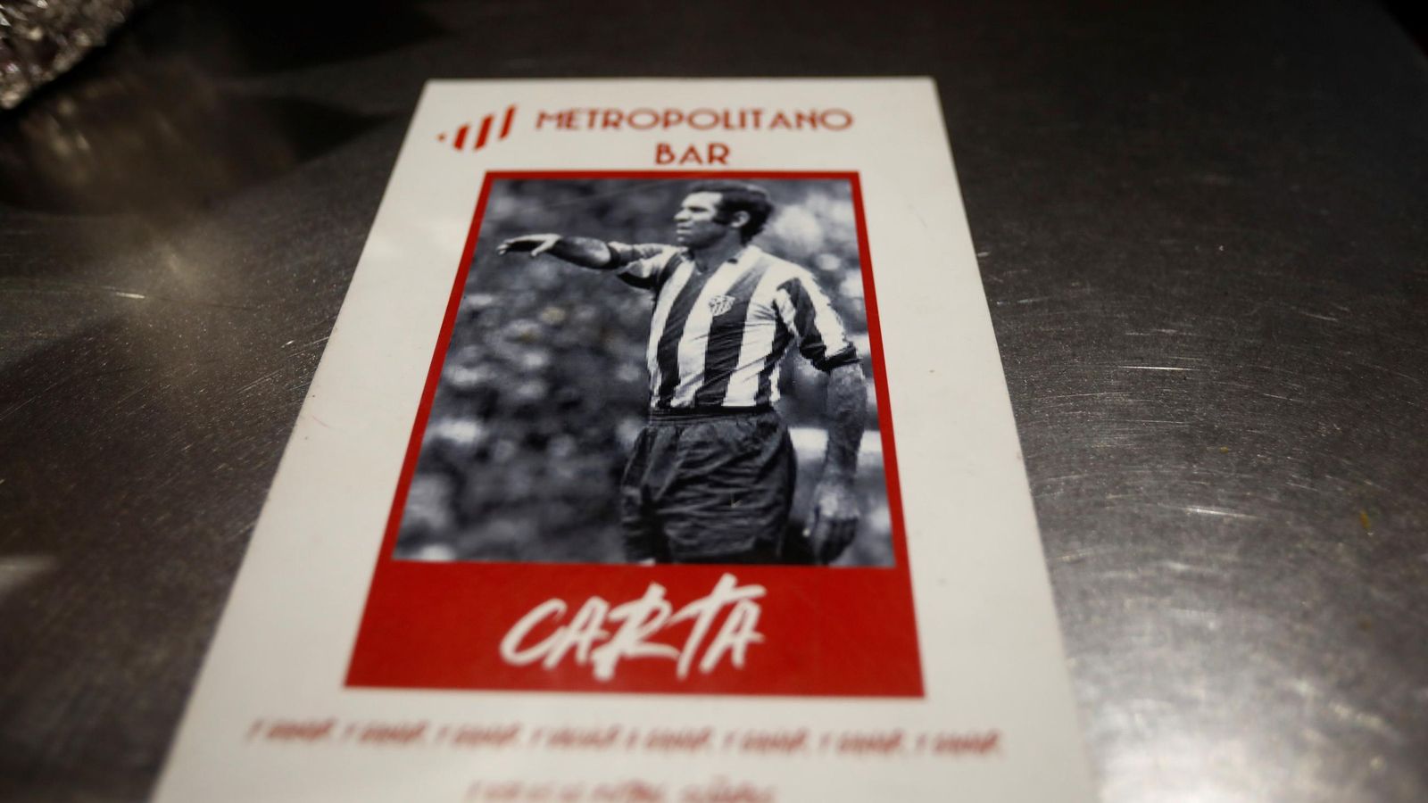 Carta del bar con la imagen de Luis Aragonés