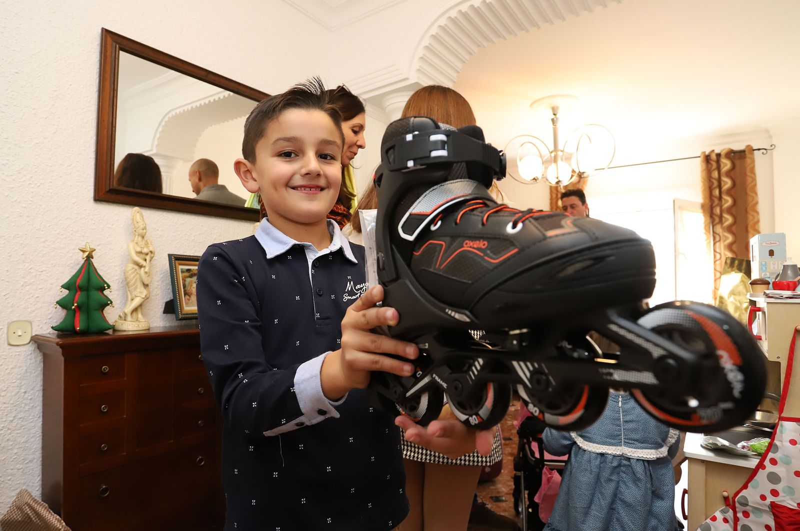 Imágenes de los niños recibiendo sus regalos de Reyes
