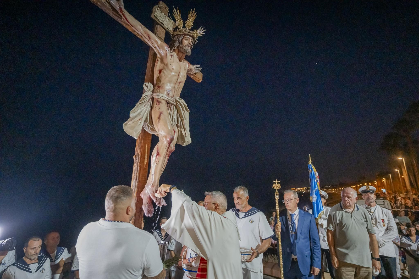 Así fue la procesión del Santísimo Cristo del Mar en el Puerto de Roquetas.