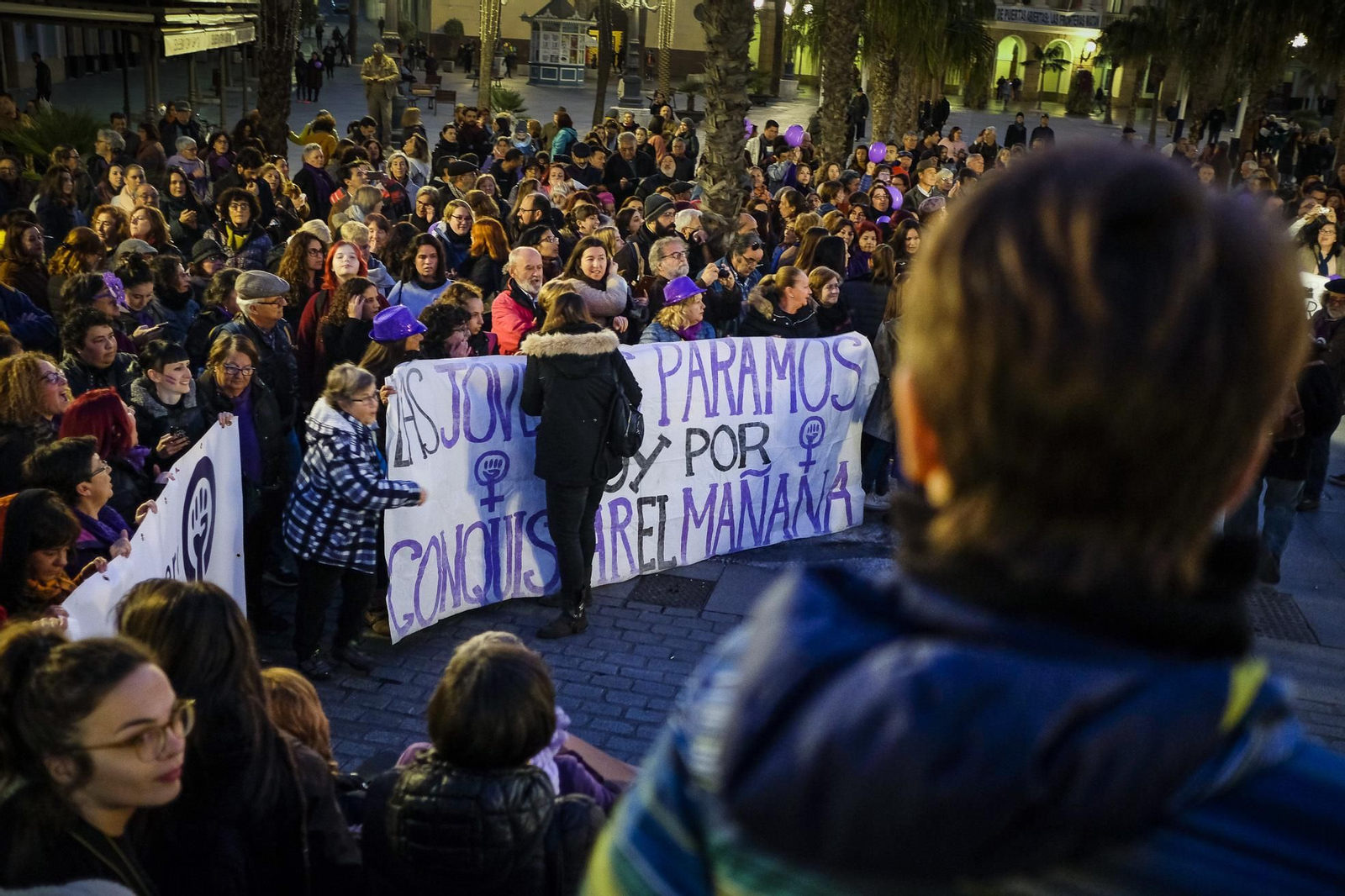 Concentración de colectivos feministas en la plaza de San Juan de Dios de Cádiz bajo el lema 'Ni un paso atrás'