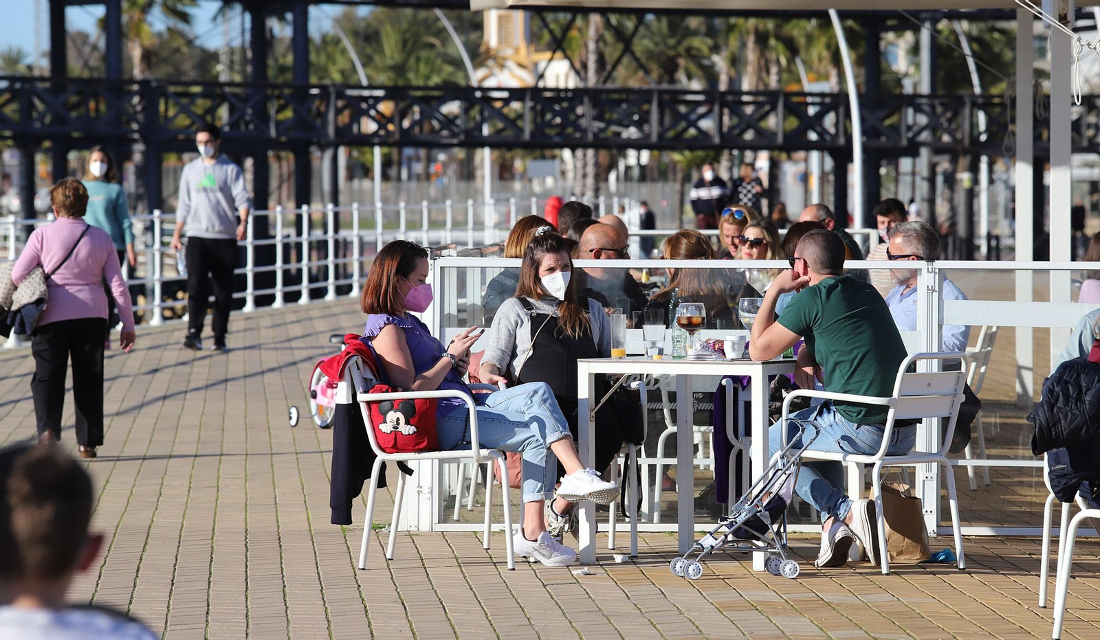 El buen tiempo del sábado llena de onubenses el Paseo de la Ría