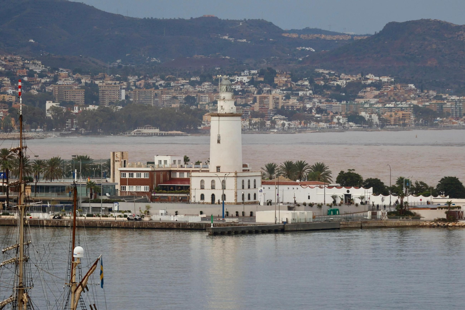 Por la tarde, se observaba en la playa el barro.
