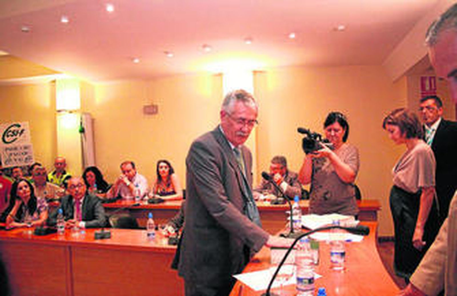 El alcalde, Juan Montedeoca, promete su cargo mientras se observa al fondo una pancarta exigiendo el pago de la nómina, ayer.