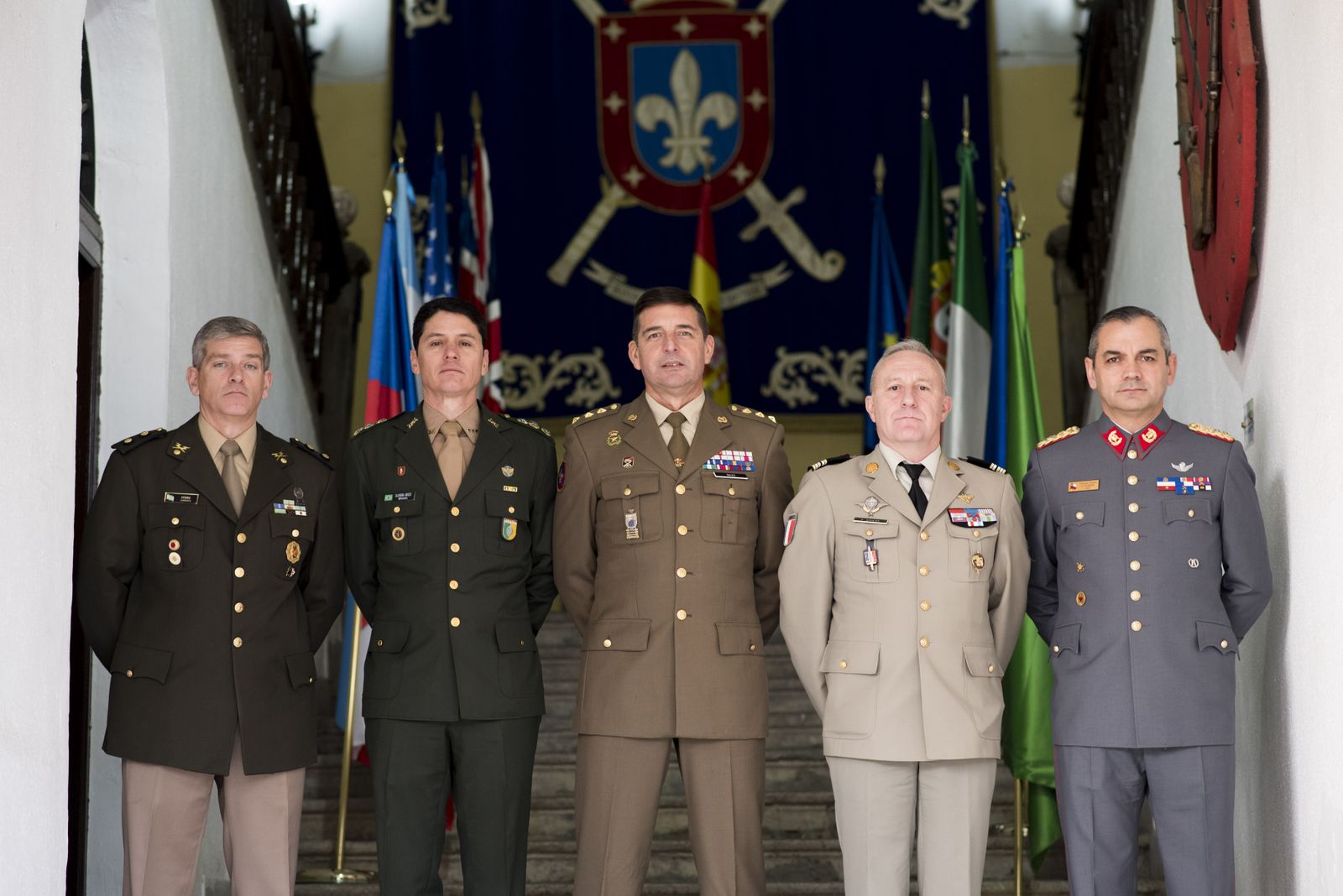 De izquierda a derecha: oficial de Argentina Raúl Andrés Otero, oficial de Brasil Alexandre de Oliveira, oficial-fefe de España José Luís Sales, oficial de Francia Eric Aguera y oficial de Chile Gerardo Weisser