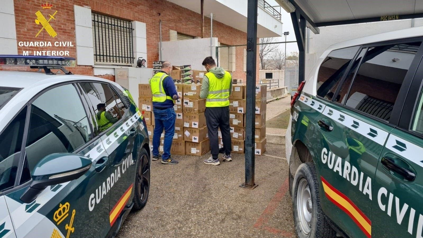Agentes de la Guardia Civil con los vapeadores ilegales interceptados a bordo de dos camiones que circulaban por la provincia de Sevilla.