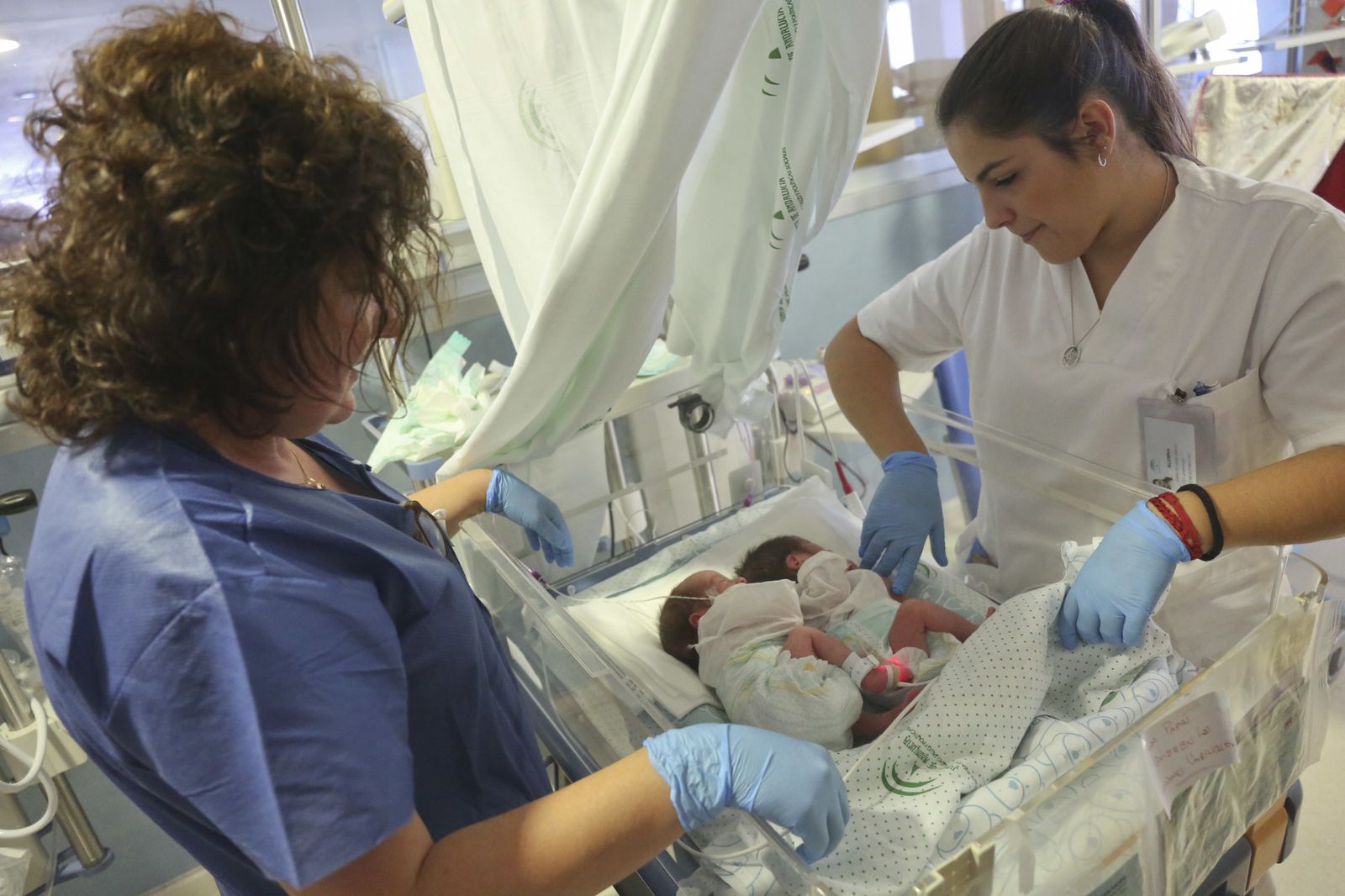 Dos sanitarias, en el Materno Infantil de Málaga.