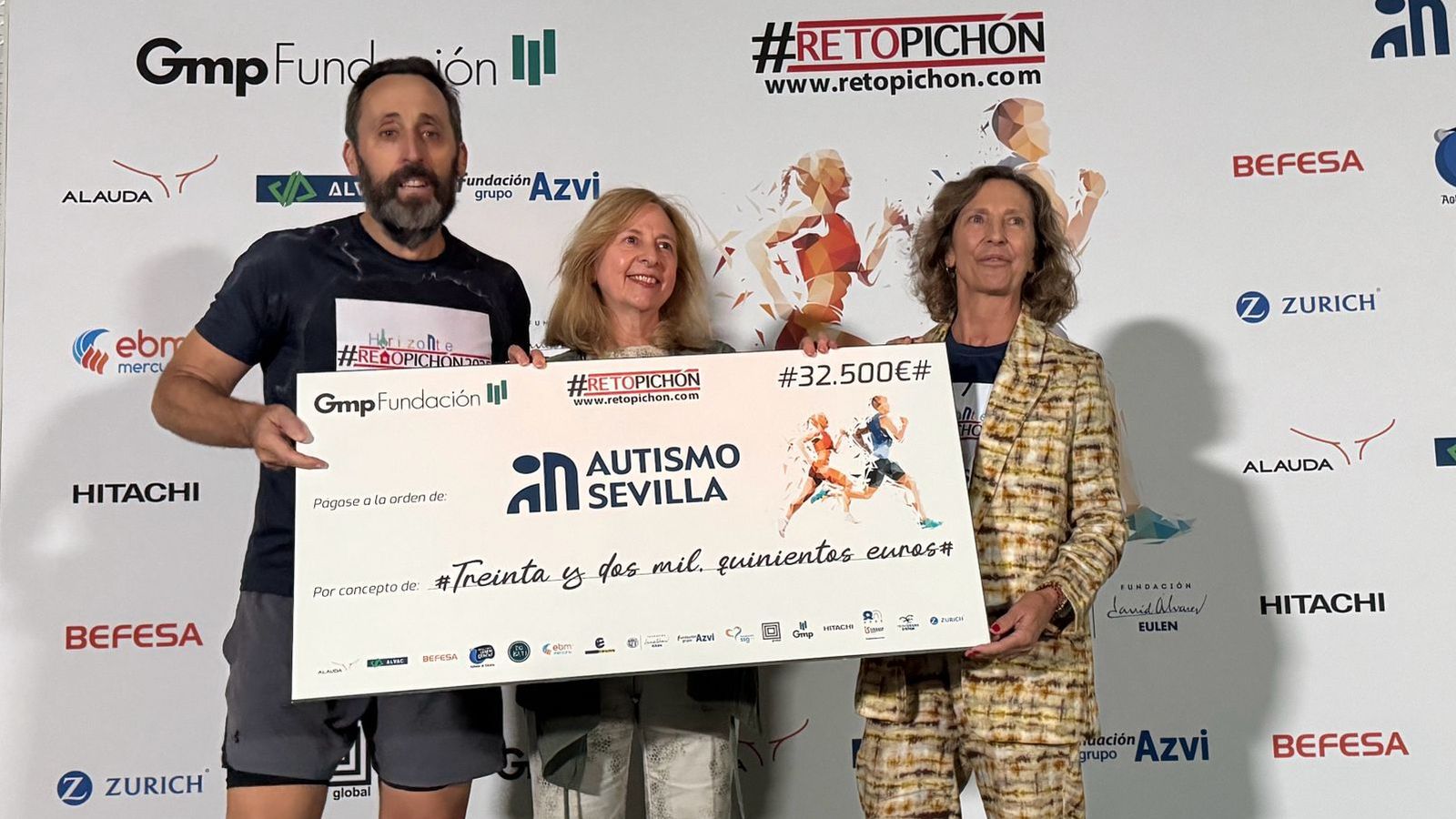 La entrega del cheque con la recaudación a la asociación Autismo Sevilla.