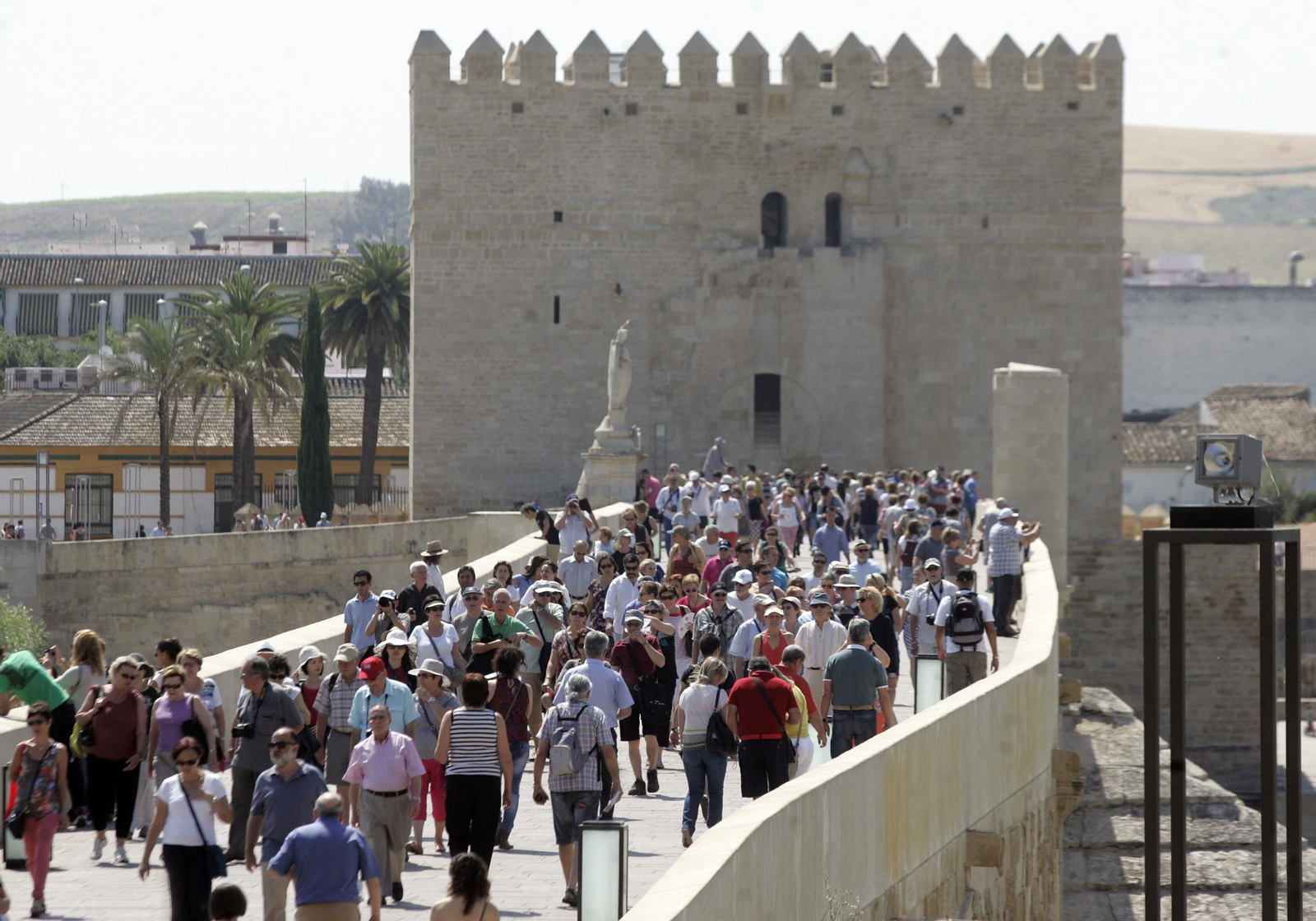 Turistas en el Puente Romano de Córdoba.