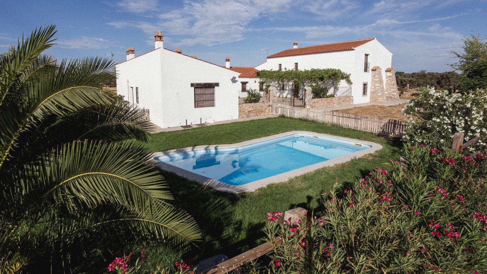 Su piscina, rodeada de vegetación, hace de La Panadera un alojamiento perfecto para viajar en verano