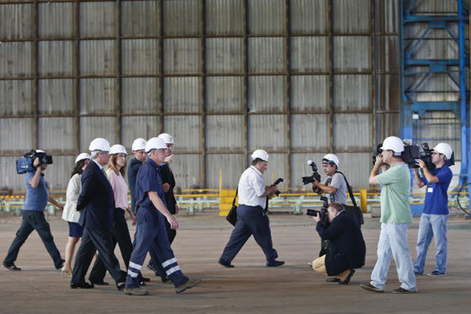 La presidenta de la Junta, en la factoría de Cádiz.

Foto: Julio González
