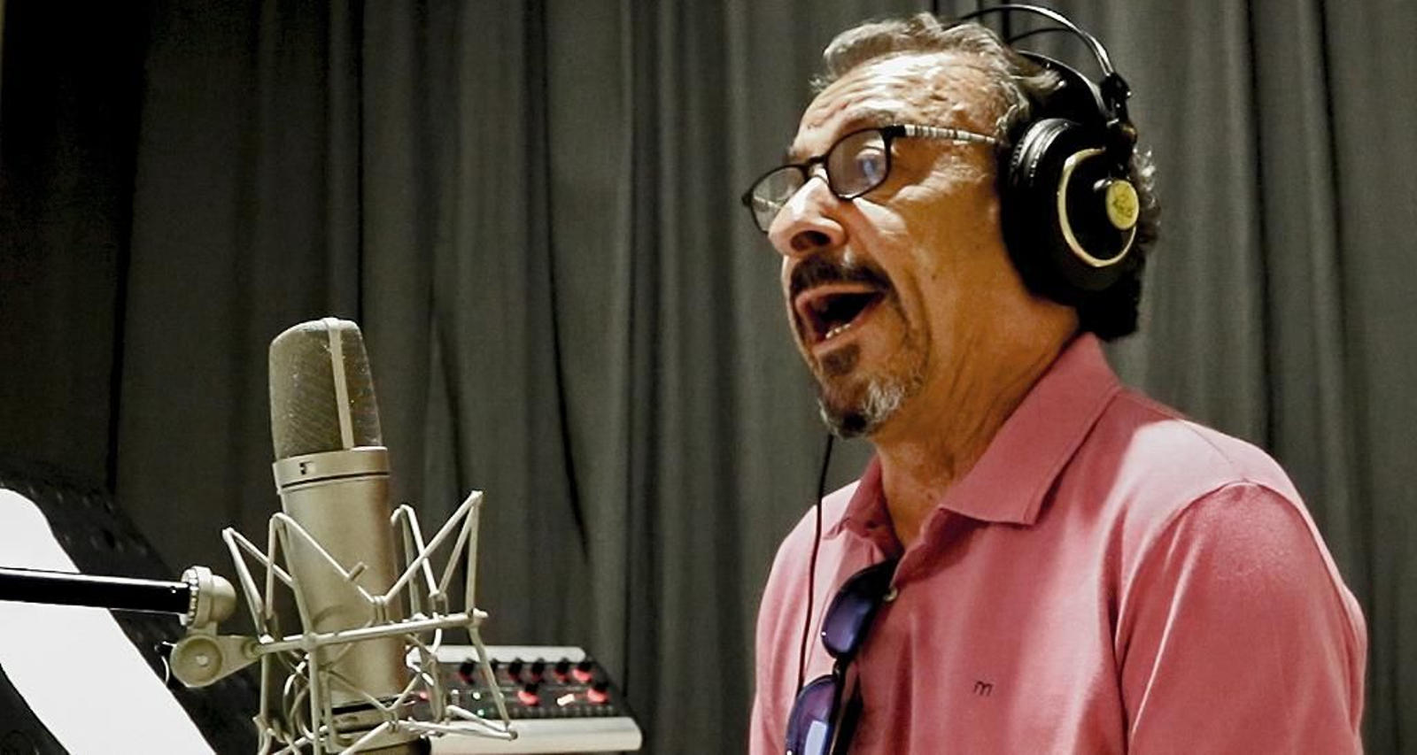 Luis Moneo, durante la grabación del disco. Luis Moneo, durante la grabación del disco.