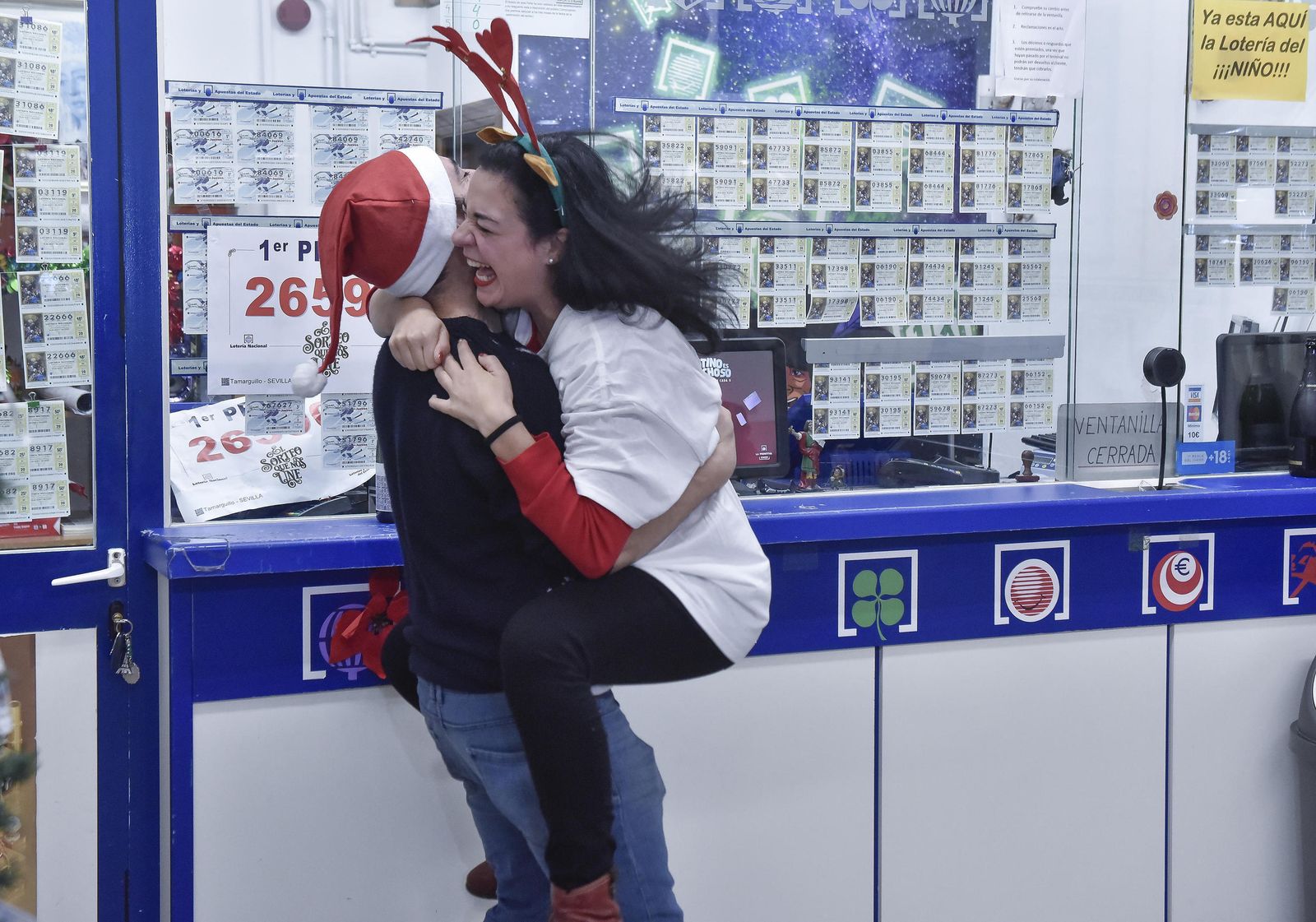 Propietarios de una administración de lotería agraciada en 2019 con el primer premio.