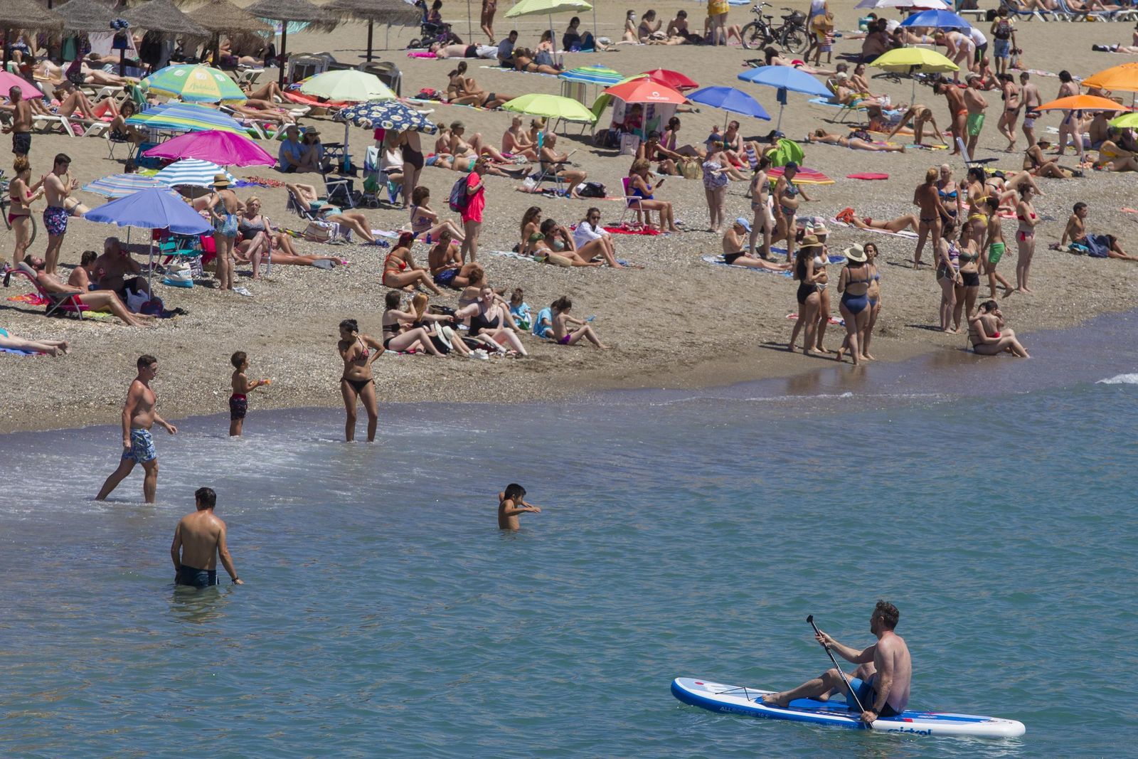 Playa de La Malagueta en una jornada de altas temperaturas, en fotos