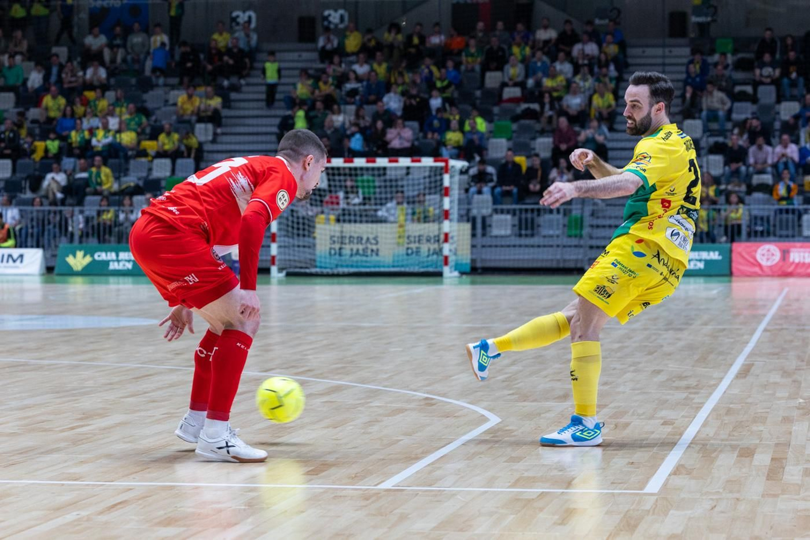En imágenes: la afición y mejores jugadas del Jaén FS - Jimbee Cartagena