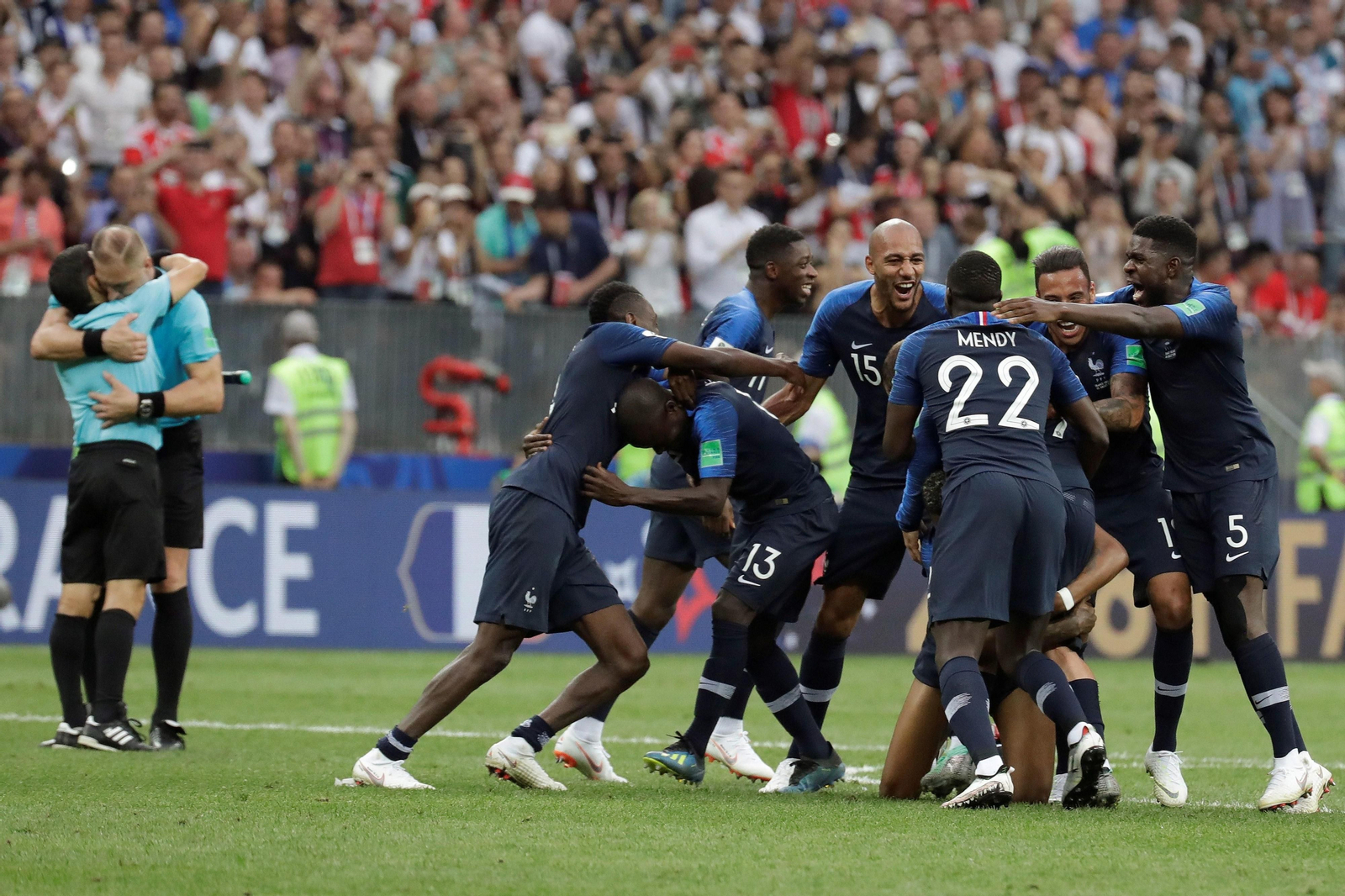 N’Zonzi se abraza a los jugadores de Francia al final del partido.