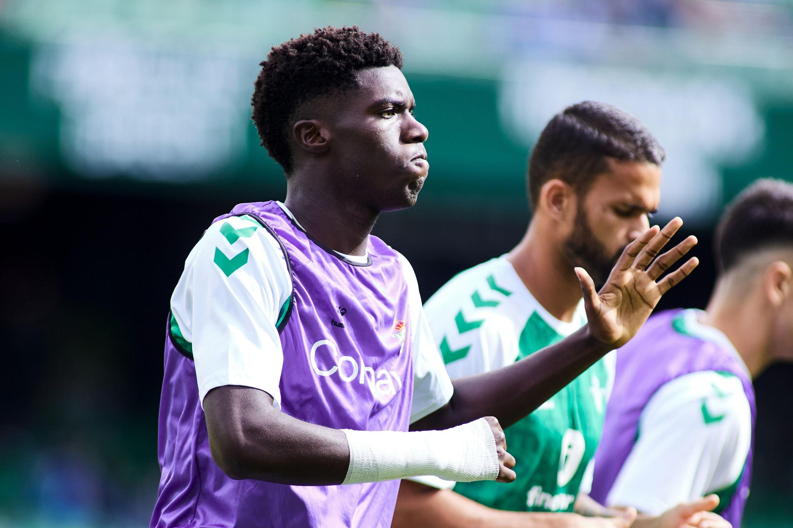 Assane, en un calentamiento con el Betis.