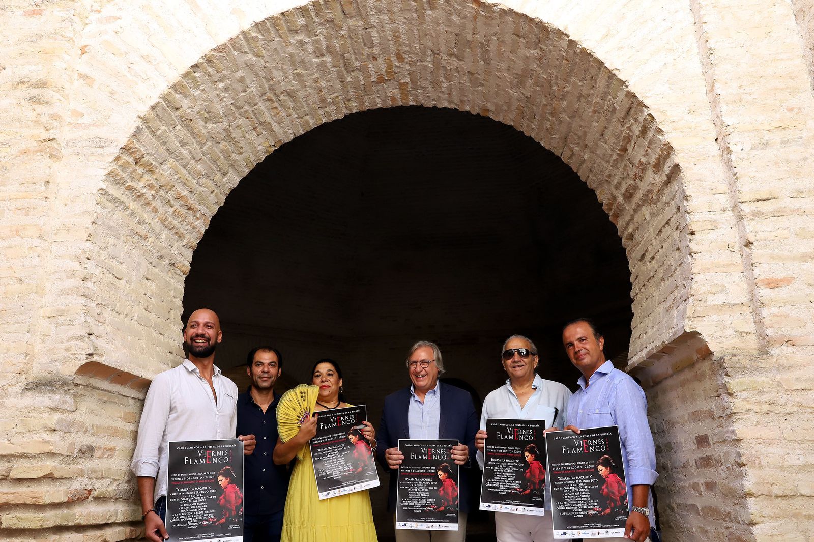 Componentes del espectáculo de 'La Macanita' junto a Francisco Camas.