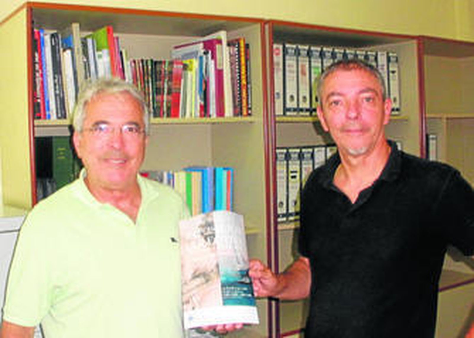 Los pintores Juan Ariza y Javier López, con el cartel anunciador de su exposición colectiva, diseñado por Juan José Ariza.