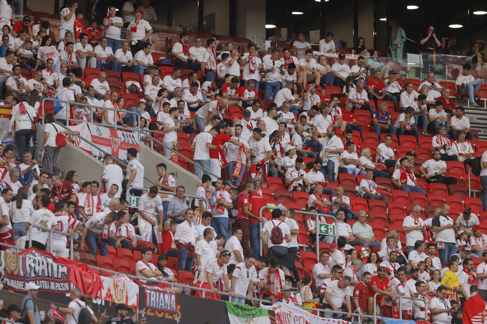 Búscate en las fotos del Sevilla-Roma