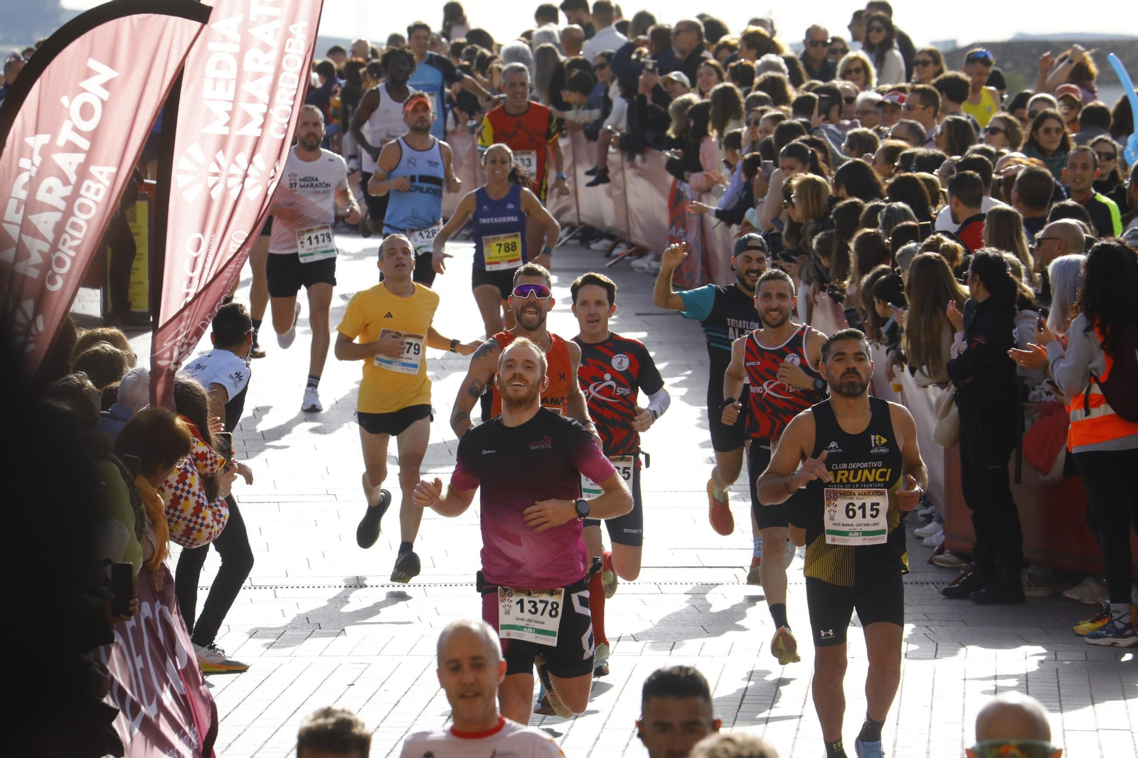 La gloria de cruzar la Puerta del Puente: las fotos de la línea de meta de la Media Maratón de Córdoba 2024