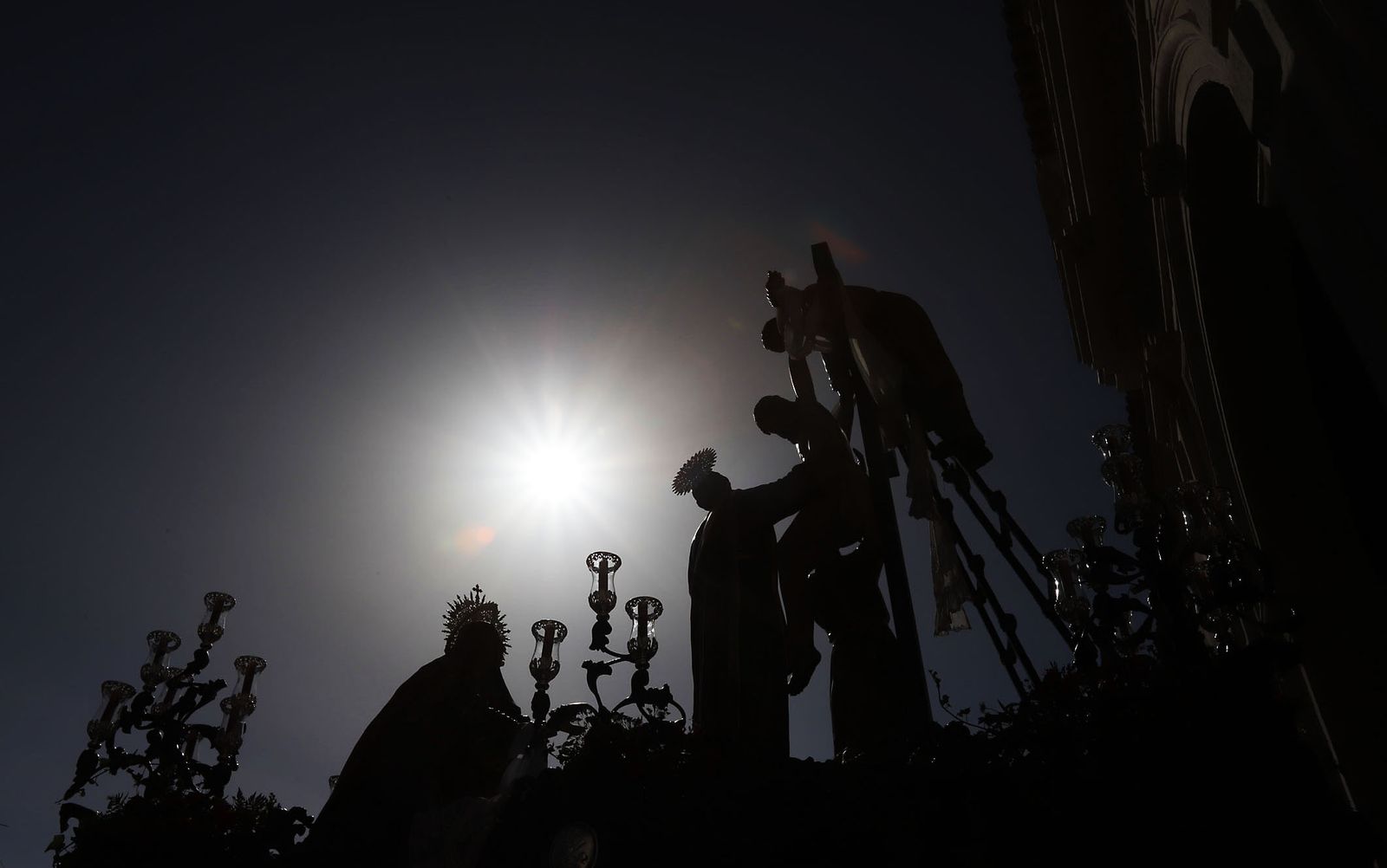 La Hermandad del Descendimiento en su recorrido por las calles de Huelva el Viernes Santo