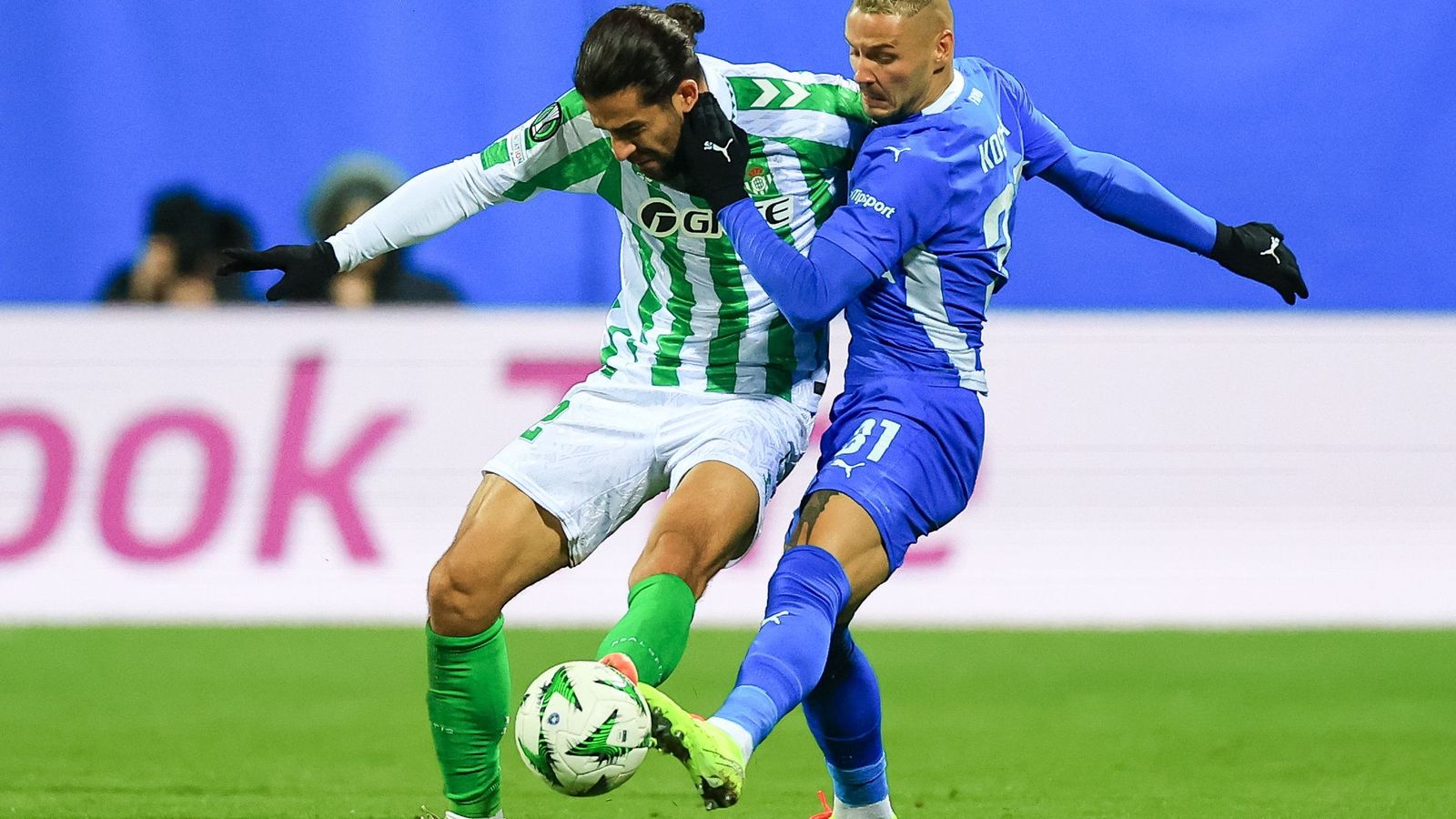 Ricardo Rodríguez pugna con Kostka.