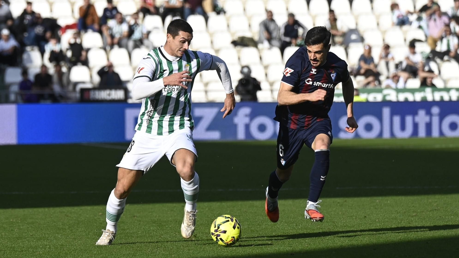 Adri Fuentes conduce el balón en el Córdoba CF - Eibar en El Arcángel.