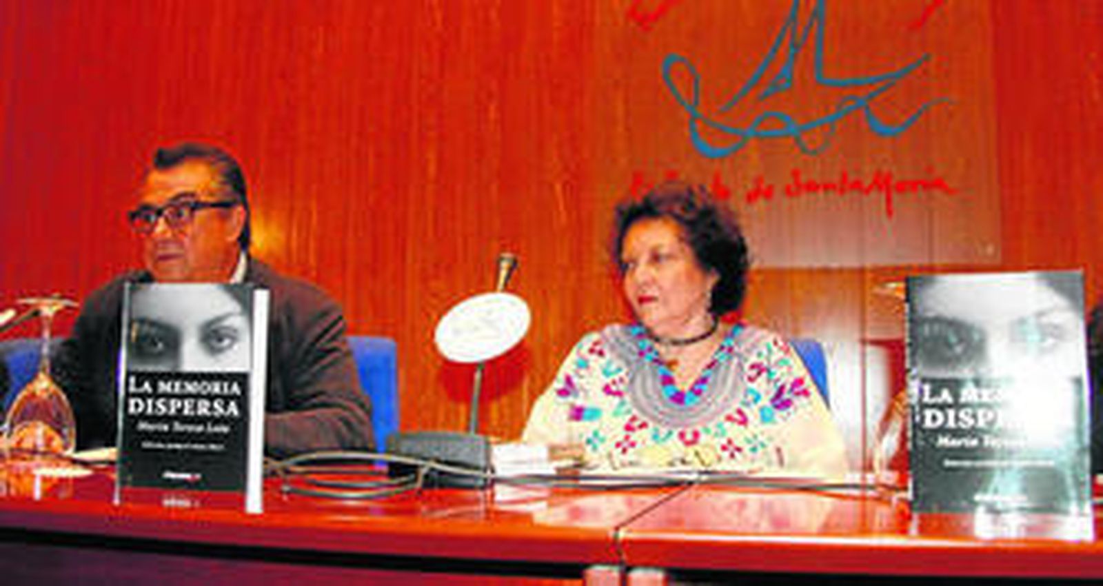Aitana Alberti, junto al alcalde de El Puerto, Enrique Moresco, durante la presentación del libro que recupera la memoria de su madre, María Teresa León.