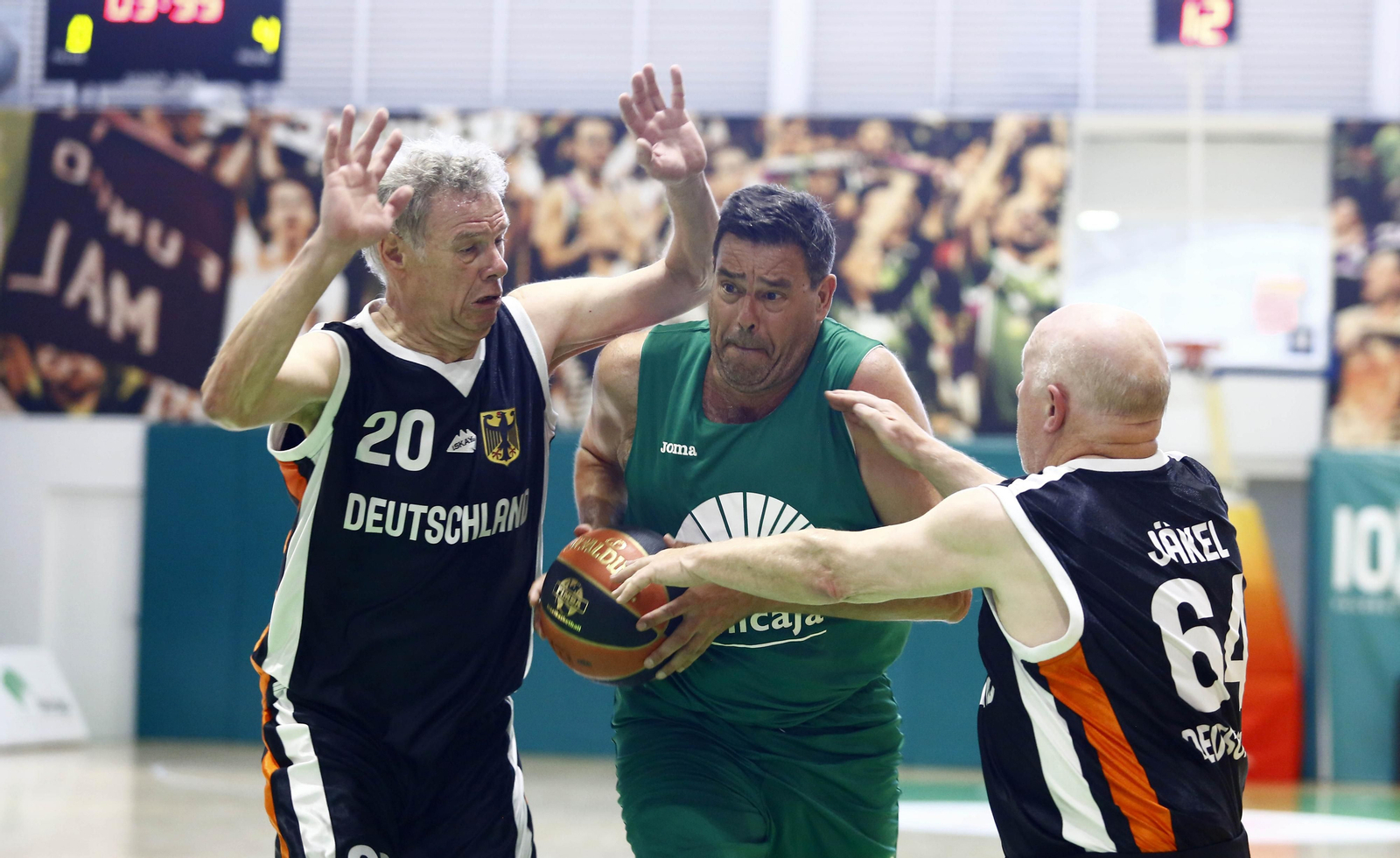 El debut del Unicaja +60 en el FIMBA, en fotos