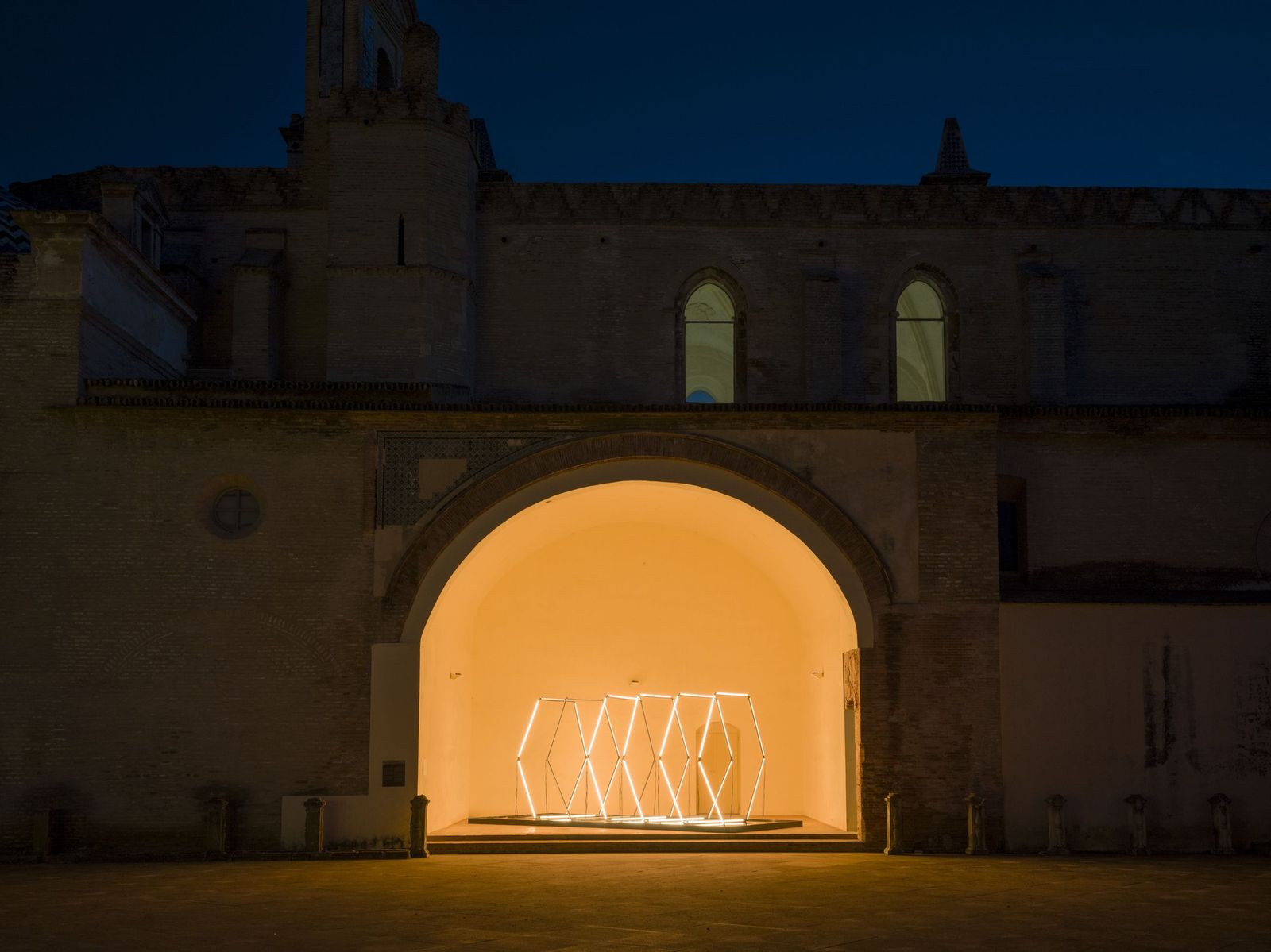 La obra 'Sun Twist', bajo el arco de San Miguel del Monasterio de la Cartuja