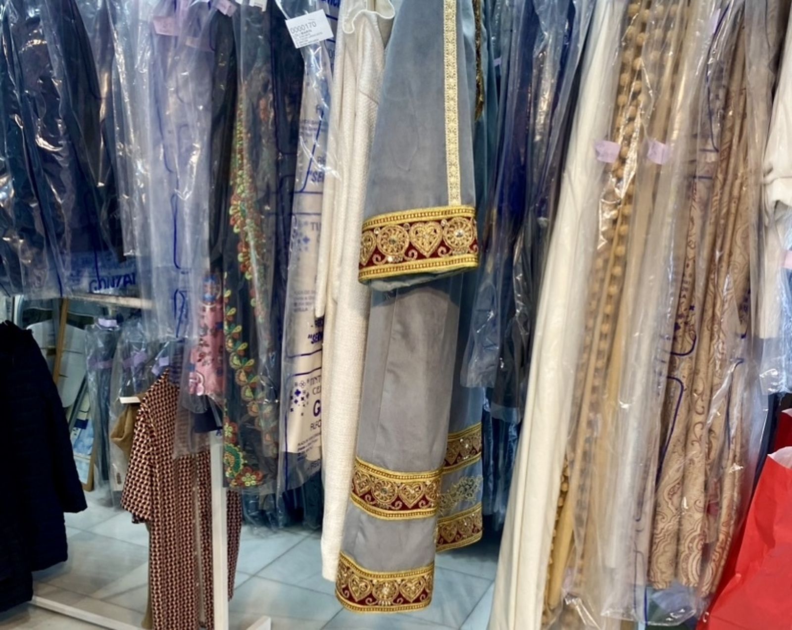 El perchero de una tintorería con un traje de rey mago de la cabalgata de Sevilla.