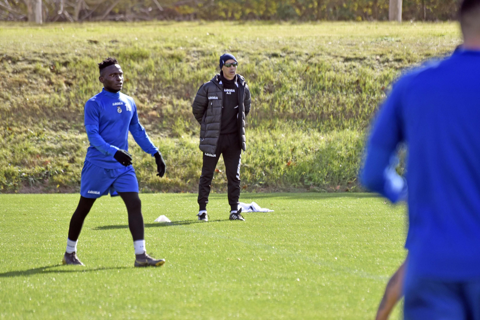 El entrenador de la Balona, Antonio Calderón, sigue el desarrollo de un entrenamiento, la pasada temporada