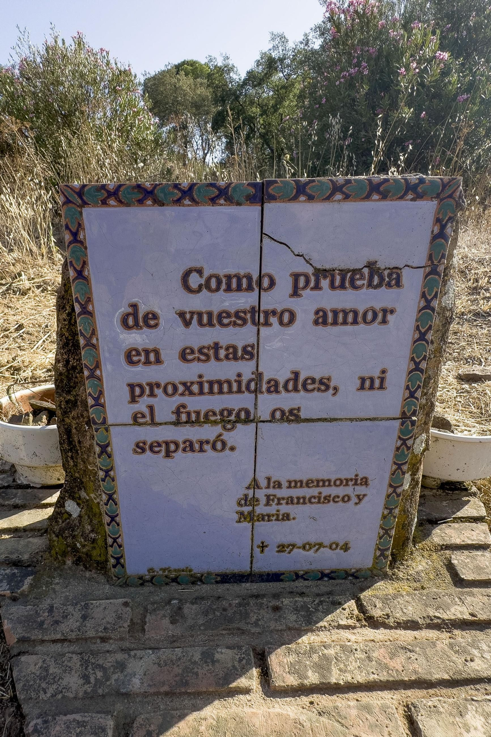 Placa en memoria de los fallecidos en el incendio.