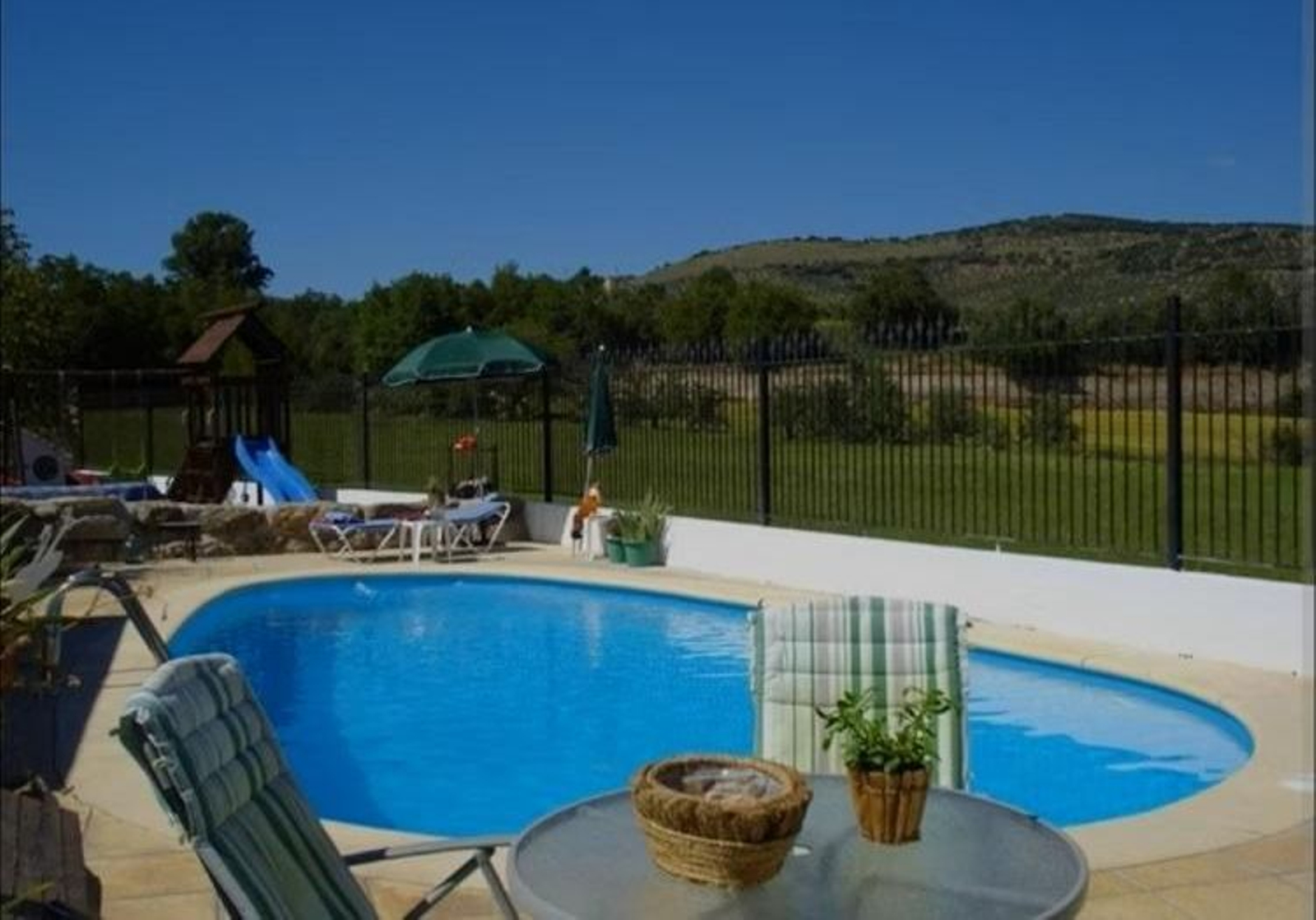 Esta piscina de sal tiene columpios y parque infantil para el disfrute de los más pequeños. Esta piscina de sal tiene columpios y parque infantil para el disfrute de los más pequeños.