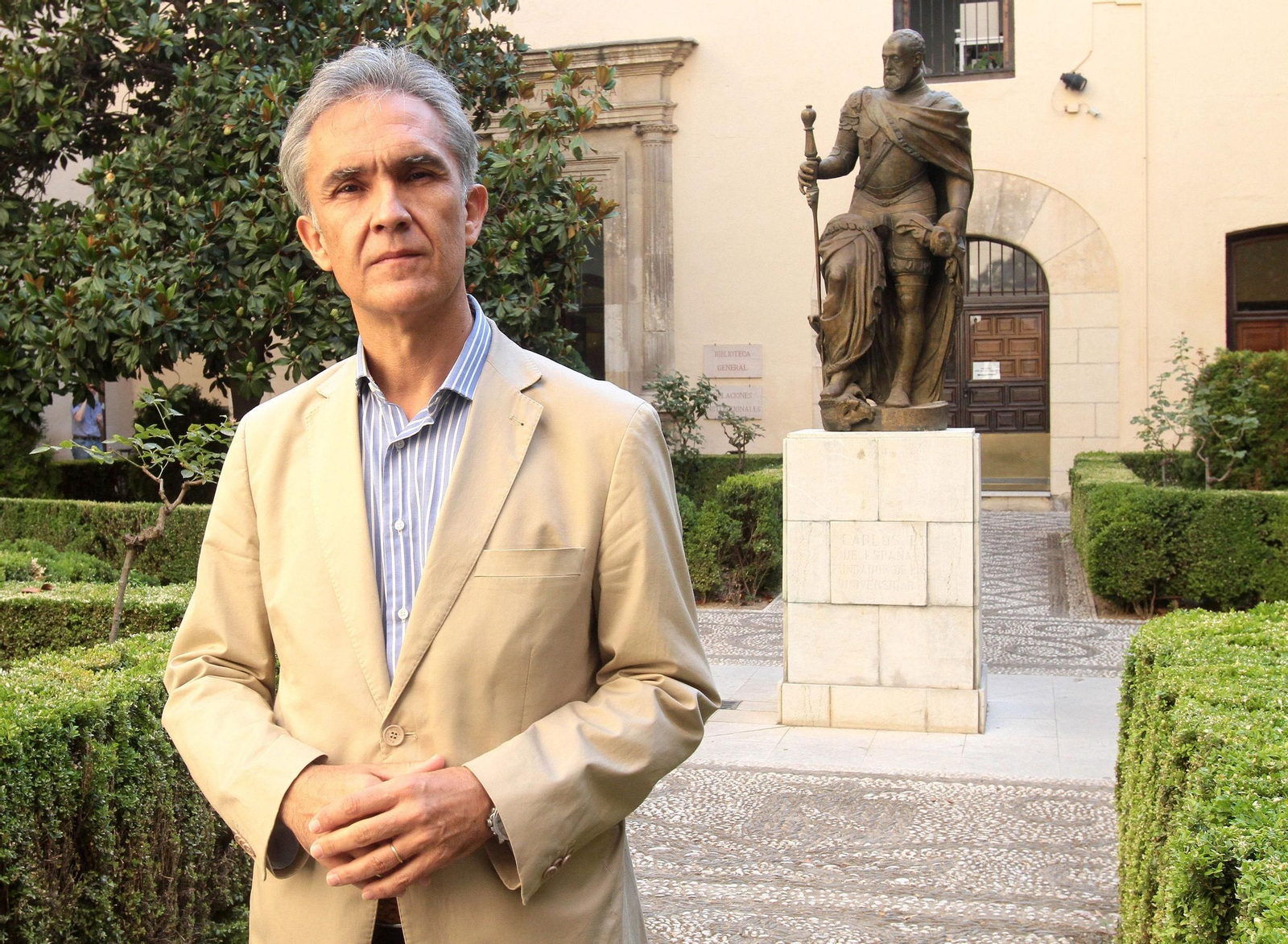 El vicerrector de Extensión Universitaria, en el Hospital Real.