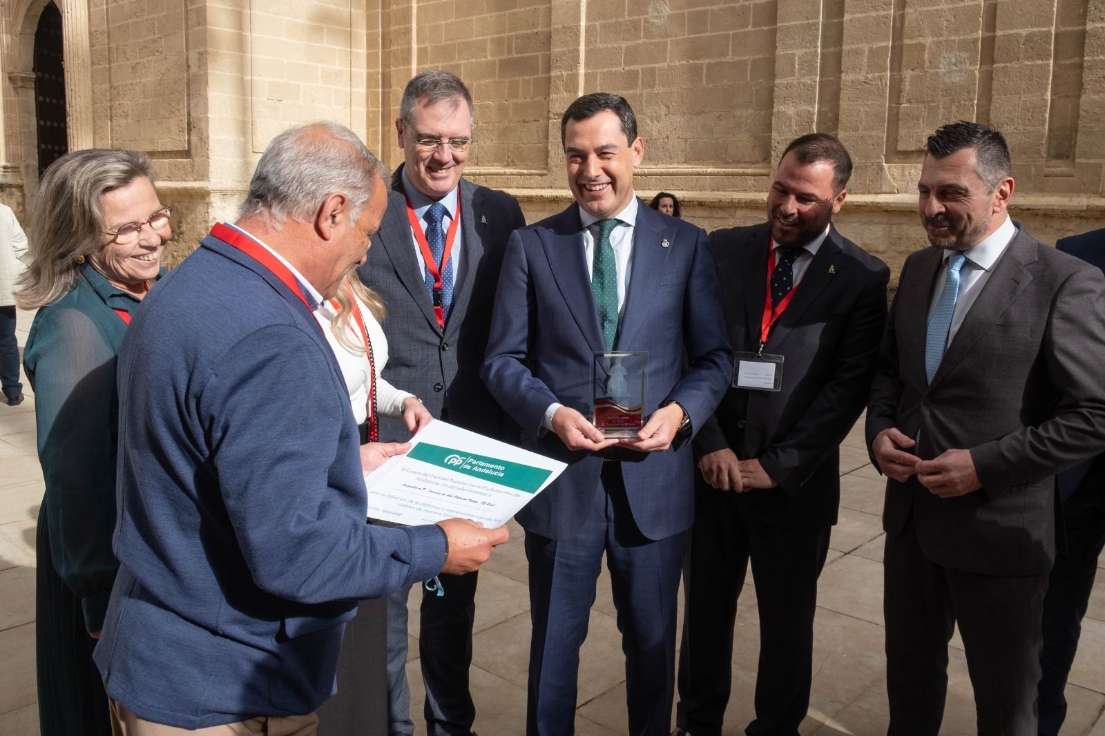 Familiares de El Pali con el presidente Moreno y el portavoz Toni Martín, entre otros.