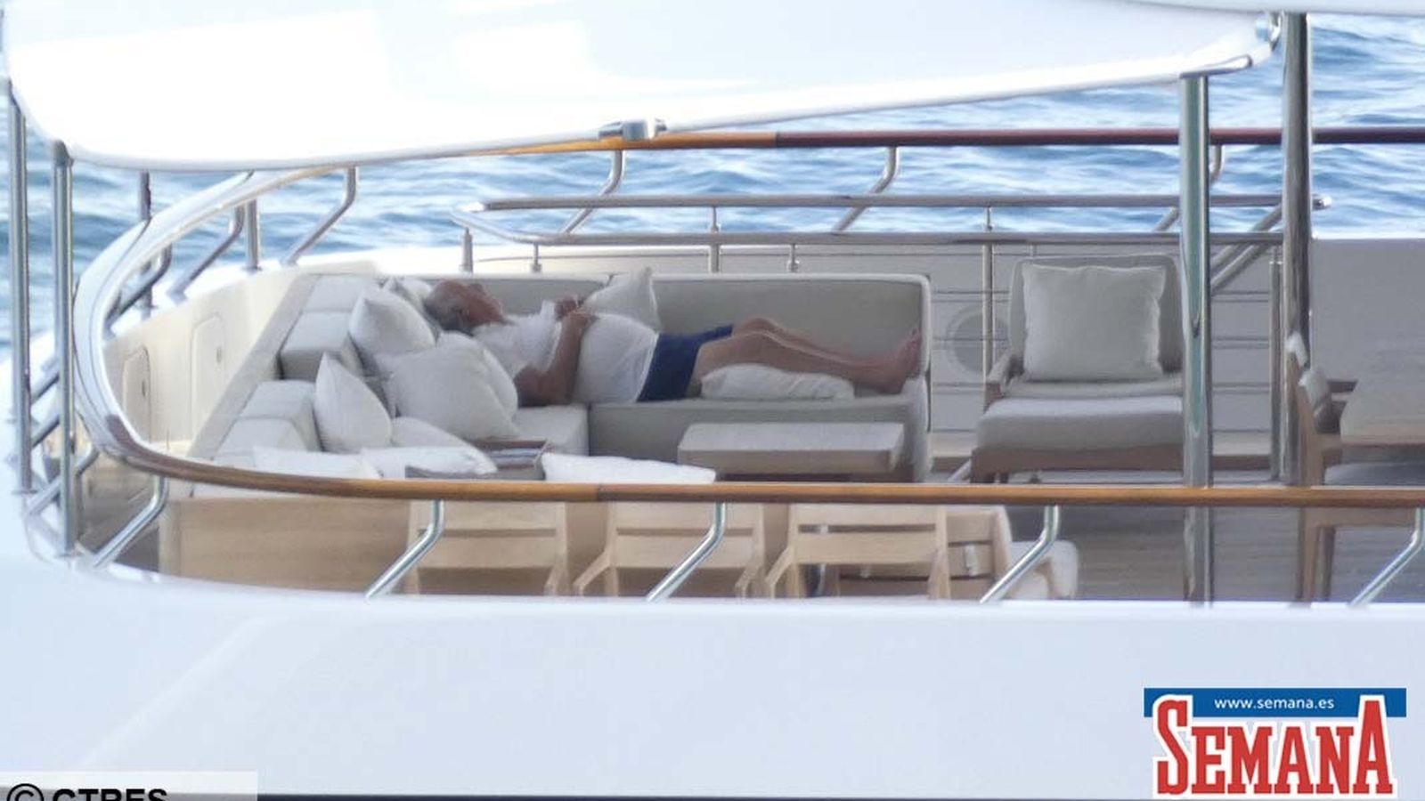 Amancio Ortega, en su nuevo barco, echándose la siesta.