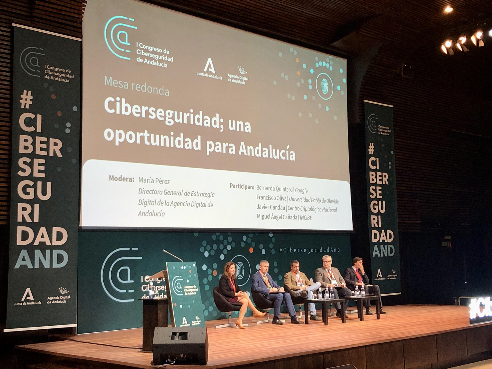 Una de las mesas redondas en el congreso. Una de las mesas redondas en el congreso.