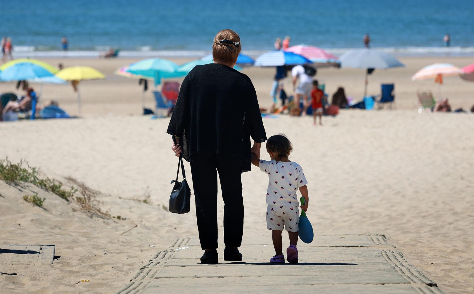 Imágenes del ambiente en las playas de Punta Umbría y La Bota en la mañana del domingo