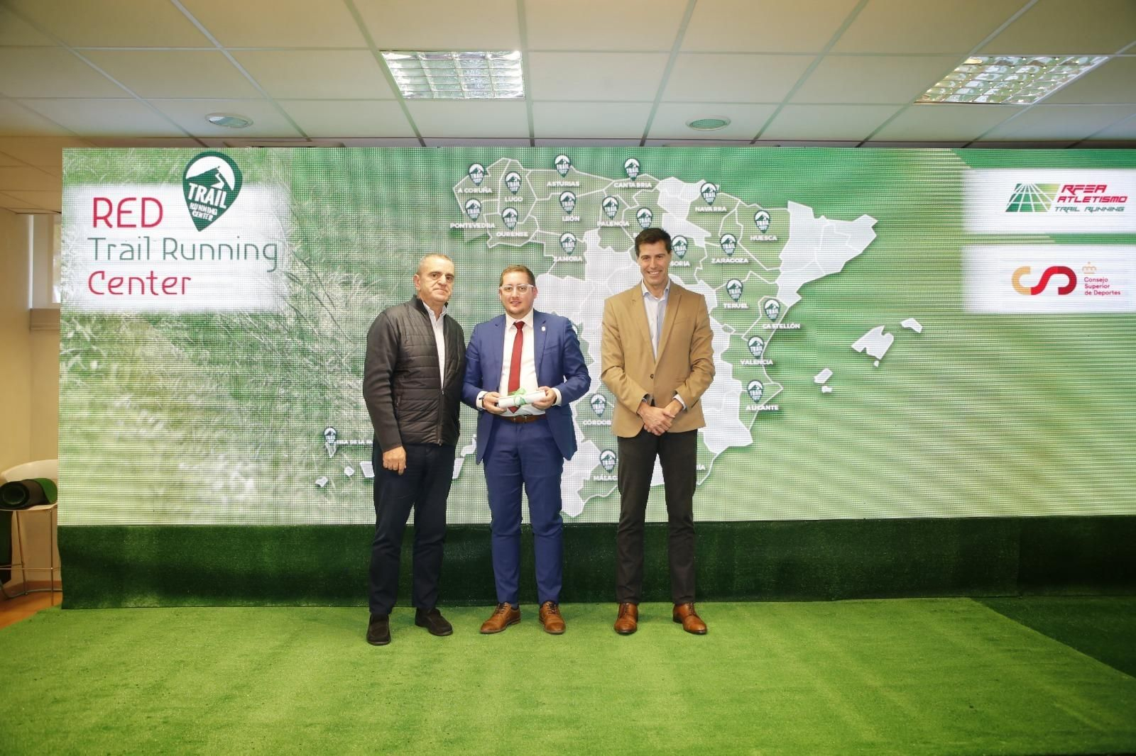 Ismael Gil recibe el diploma de adhesión de Abrucena a la Red Trail Running Center.