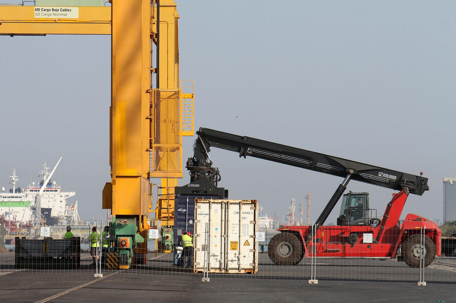 Carga de contenedores en el puerto onubense.