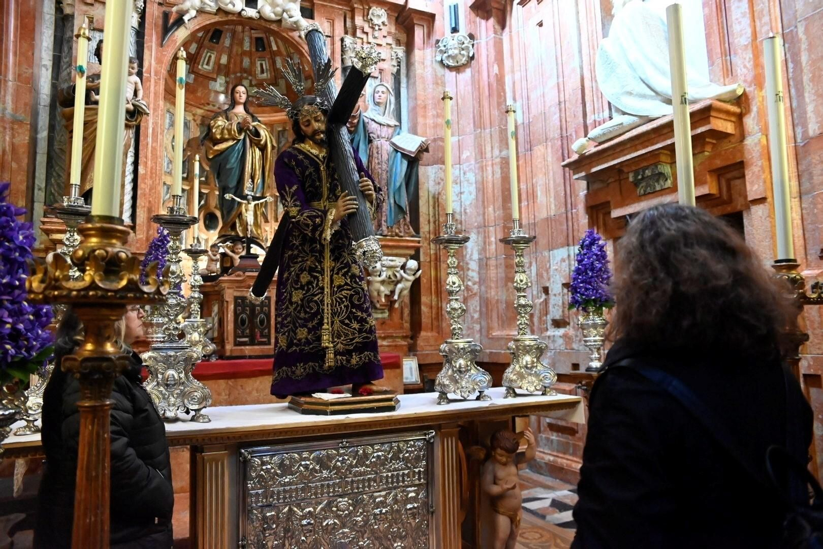 El besapiés del Señor del Calvario en la Mezquita-Catedral de Córdoba, en imágenes