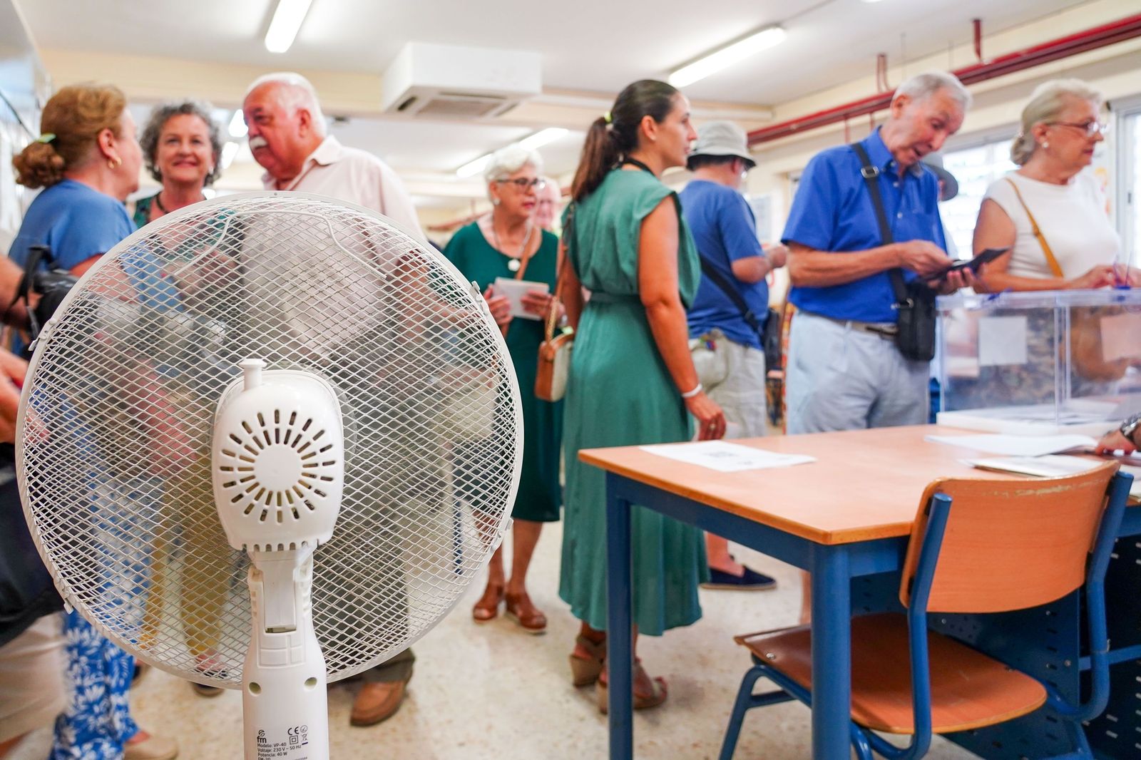 Un ventilador en un colegio electoral de Sevilla durante el pasado 23-J.
